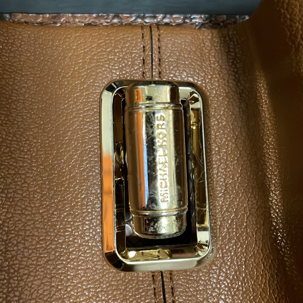 Micheal kors handbag/ crossbody - Picture 2 of 16